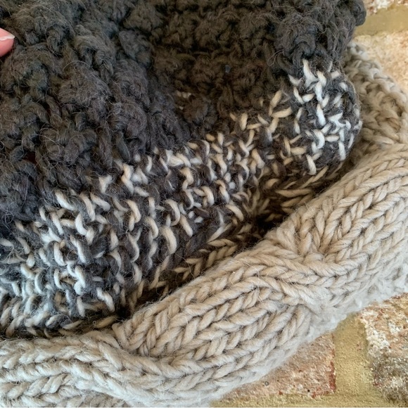 ✨$5✨ Chunky Knit Infinity Scarf - Picture 3 of 6